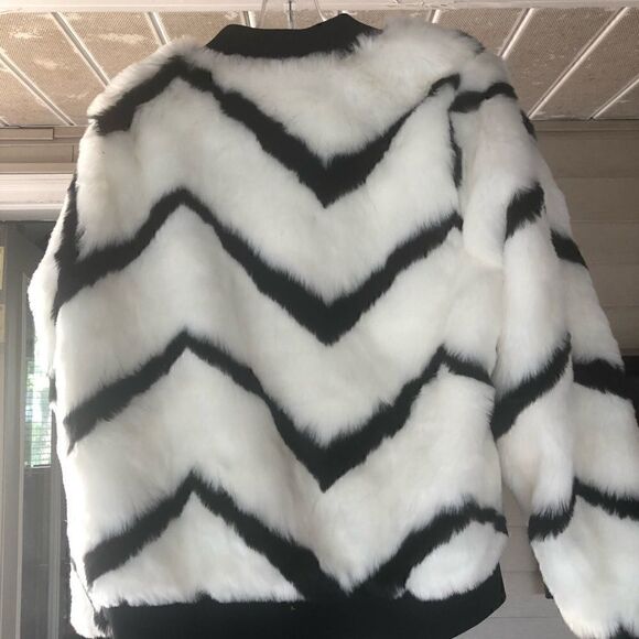 🔥🔥🔥NWT Faux fur black and white coat.was $200 plus dollars at Macys - Picture 4 of 8
